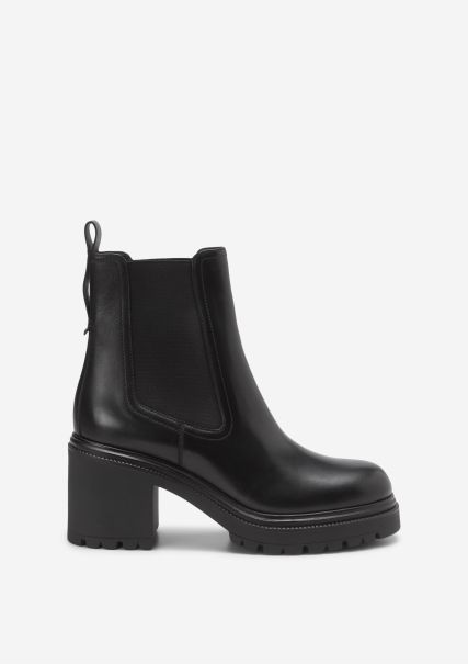 Women Chelsea Boot Made Of High Quality Cowhide Black Hygienic Booties